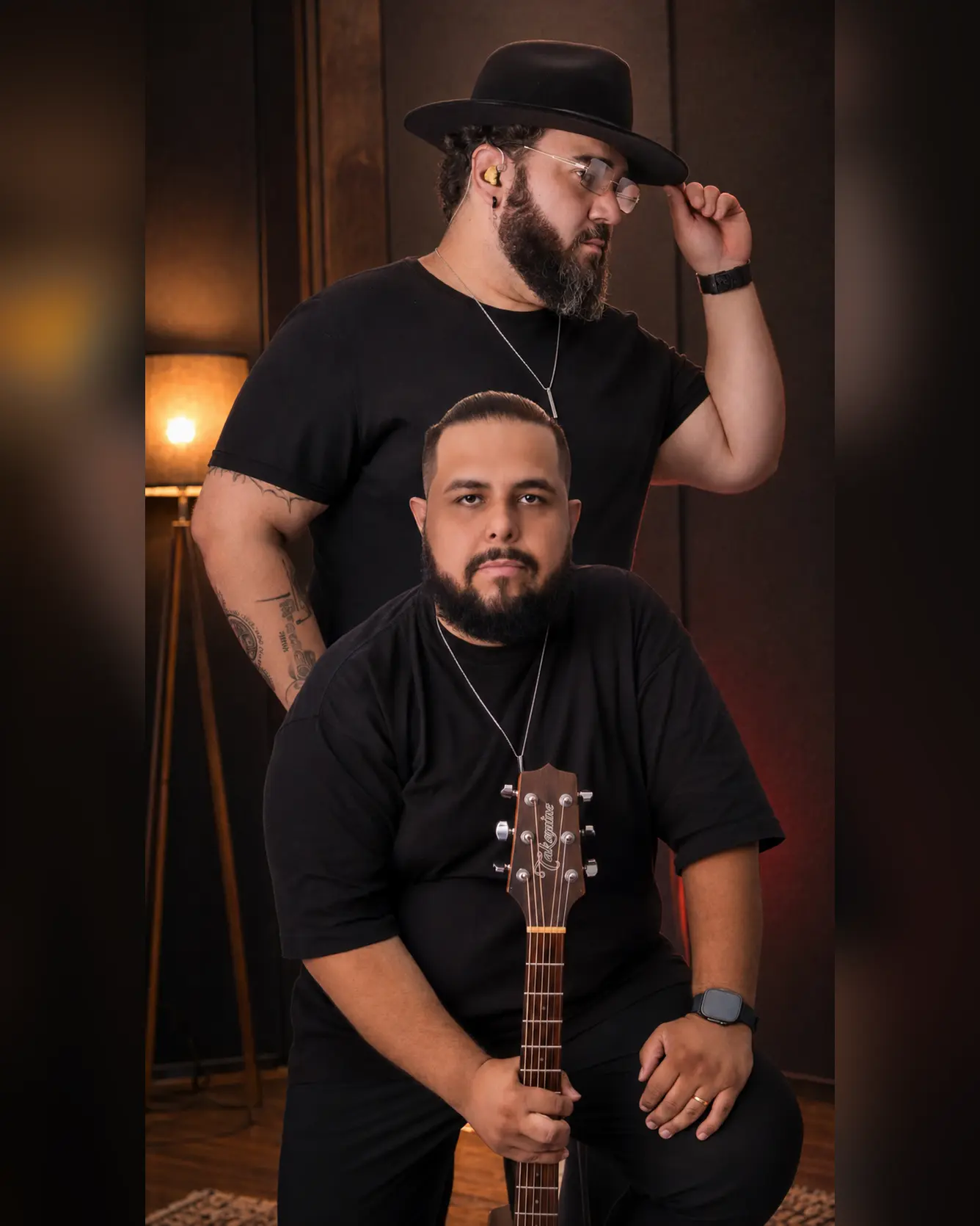 Retrato artístico de Bruno e David em estúdio intimista