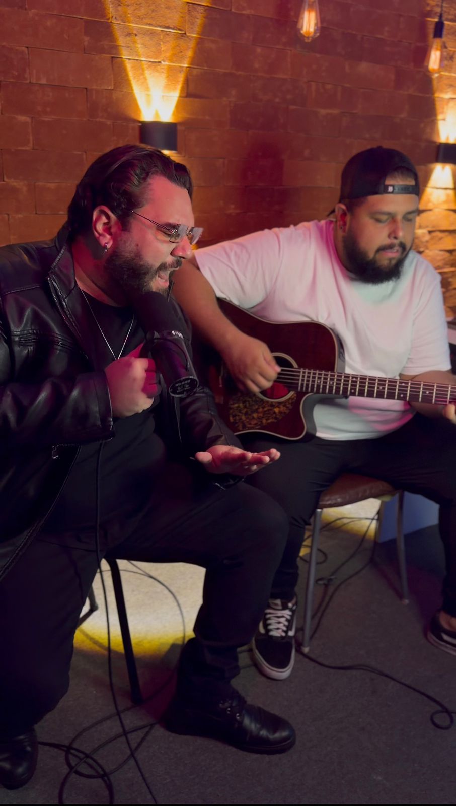 Bruno cantando com emocao