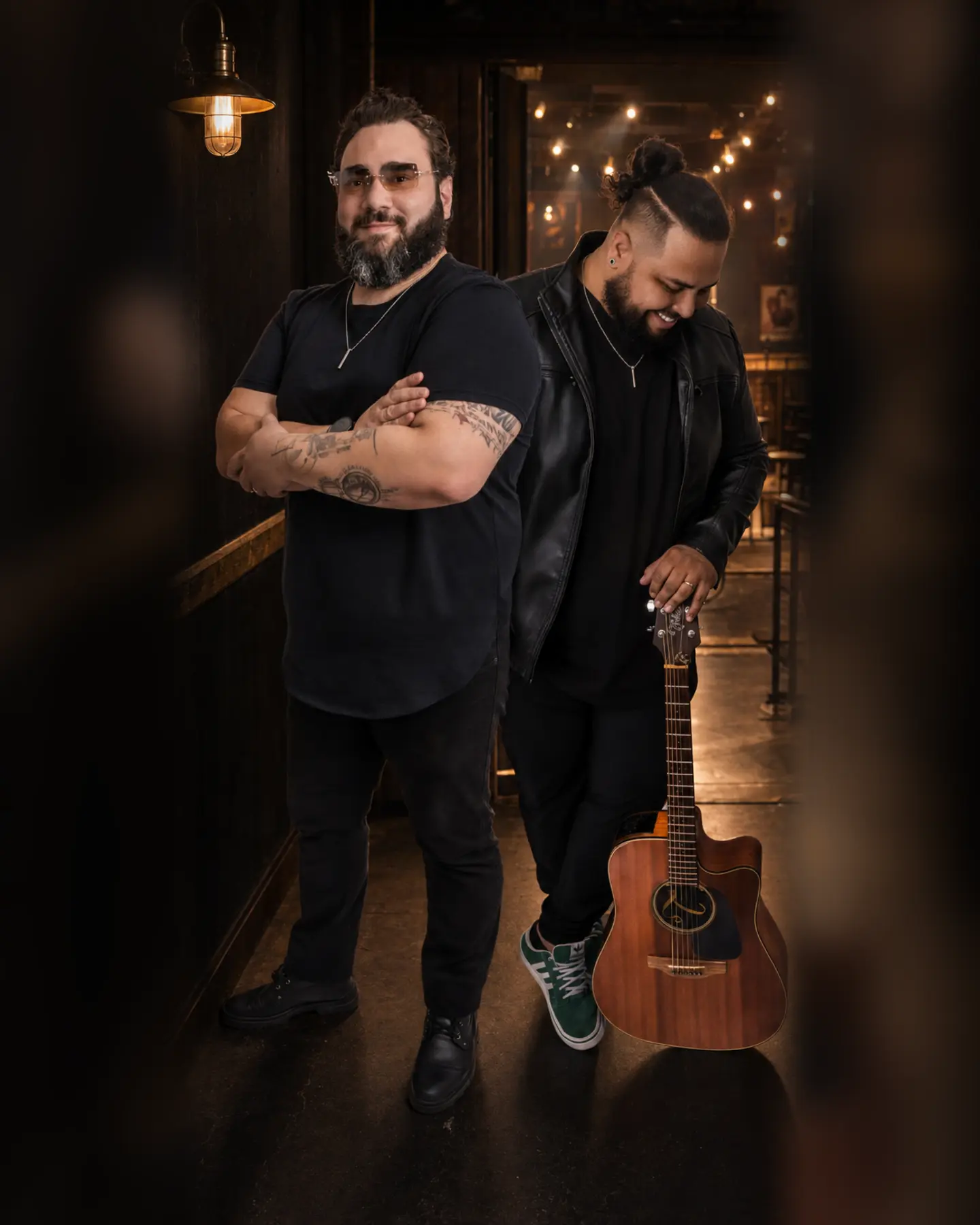 Bruno e David juntos com um violão nos bastidores